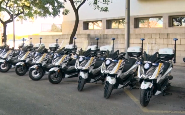 Policia Local stellt neue Motorroller vor